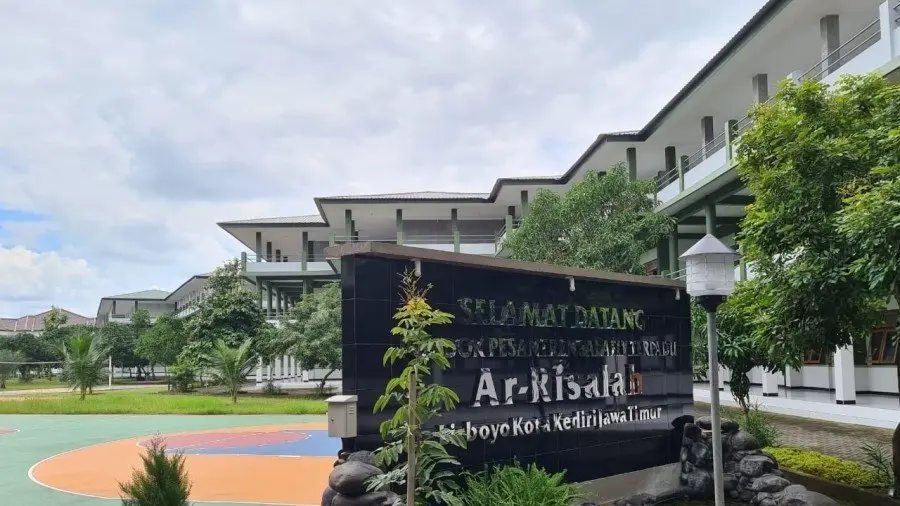 Gotong Royong Membersihkan Lingkungan Pesantren